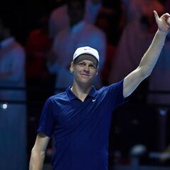 Sinner pasa por encima de Tsitsipas y ya espera a Djokovic