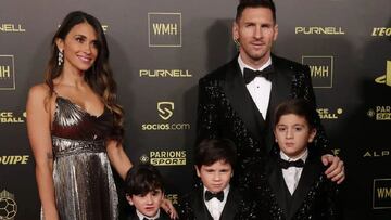 Messi posa junto Antonella y sus tres hijos en la alfombra roja del Balón de Oro.