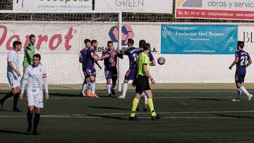 SANTA EULALIA (IBIZA) 16/01/2021.- Los jugadores del Real Valladolid celebran tras marcarle un tanto al Pe&ntilde;a Deportiva durante su partido de dieciseisavos de final de la Copa del Rey de f&uacute;tbol disputado este s&aacute;bado en el Estadio Munic