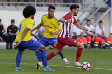 El centrocampista del Atlético de Madrid, el belga Yannick Ferreira-Carrasco  lucha por el balón con los jugadores del Cádiz 