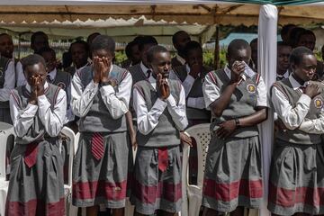 Los estudiantes se emocionan cuando el ataúd del difunto corredor de maratón Kelvin Kiptum llega a los terrenos de la escuela donde solía estudiar durante una ceremonia conmemorativa.