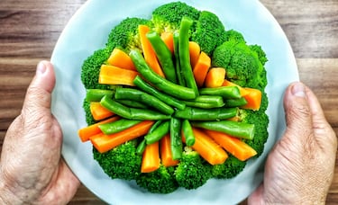 Cuece al vapor brócoli, zanahoria y judías verdes hasta que estén tiernas pero firmes. Aliña con un poco de aceite de oliva y zumo de limón. Es una forma sencilla de comer verduras manteniendo sus nutrientes.