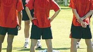 <b>CONSEJOS. </b>Bianchi habló ayer con los titulares frente al Sporting.