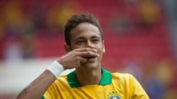 El jugador de la selección brasileña Neymar celebra un gol ante Australia hoy, sábado 7 de septiembre de 2013, un partido amistoso disputado en Brasilia (Brasil).