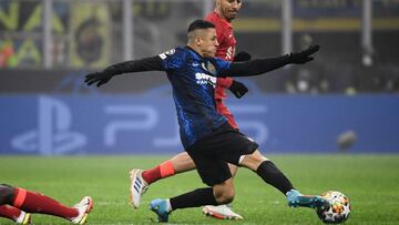 Inter Milan&#039;s Chilean forward Alexis Sanchez (L) fights for the ball with Liverpool&#039;s Spanish midfielder Thiago Alcantara during the UEFA Champions League round of 16 first leg football match between Inter Milan and Liverpool at the Giuseppe-Mea