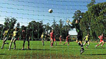<B>UNA OBRA BRILLANTE</B>. Dos equipos de juveniles se medían ayer cerca de Lisboa en el Torneo Sub-15 que fundó Carlos Queiroz hace 18 años.