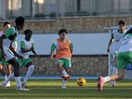 Los jugadores del V Tryout de FutbolJobs, en acción.