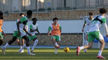 Los jugadores del V Tryout de FutbolJobs, en accin.