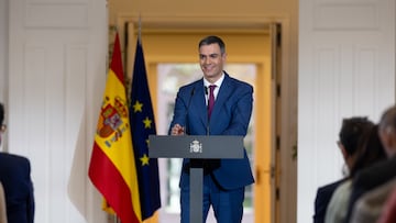 El presidente del Gobierno, Pedro Sánchez, comparece para explicar el decreto que prorroga el escudo social tras una rueda de prensa posterior a la reunión del Consejo de Ministros, en el Palacio de la Moncloa, a 27 de diciembre de 2023, en Madrid (España). El Consejo de Ministros ha aprobado hoy la prórroga parcial del 'escudo social' para combatir los efectos de la inflación, la crisis energética y la guerra de Ucrania, y mantendrá las medidas referentes al ámbito laboral, la imposibilidad de suspender los suministros básicos, la ampliación de los descuentos correspondientes al bono social eléctrico o la suspensión de los desahucios, según han trasladado fuentes de Sumar. Además, se aprobará el transporte público gratis para jóvenes y desempleados y se prorrogarán hasta junio las rebajas del IVA a alimentos. El nuevo paquete aprobado hoy en el último Consejo de Ministros del año será el octavo impulsado por el Ejecutivo para seguir respondiendo al impacto de la guerra en Ucrania y el incremento de precios, una movilización de recursos que, hasta ahora, asciende a unos 47.000 millones de euros.
27 DICIEMBRE 2023;COMPLEJO DE LA MONCLOA;PEDRO SÁNCHEZ;ESCUDO SOCIAL;GOBIERNO;TRANSPORTE PÚBLICO GRATIS JÓVENES
Eduardo Parra / Europa Press
27/12/2023