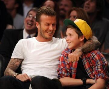 Beckham y su hijo en un partido de Los Lakers.