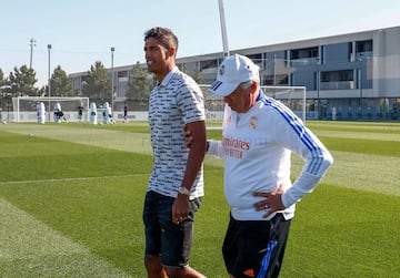 Raphael Varane y Carlo Ancelotti. 