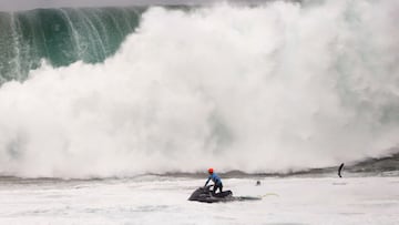 Jet Ski ante una ola gigante en Santander, Cantabria, durante la celebración del campeonato de surf de olas grandes La Vaca Gigante, el 21 de febrero del 2024.