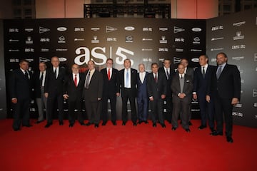 Alfredo Relaño, Juan Luis Cebrián, Manuel Polanco, Manuel Mirat and Juan Cantón with former AS journalists.