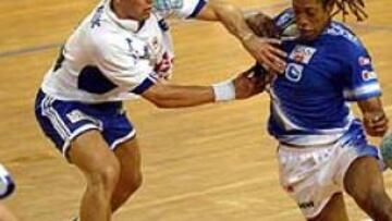 <b>FRENAZO. </B> Nikola Karabatic obstruye a Richardson, en un momento del partido.