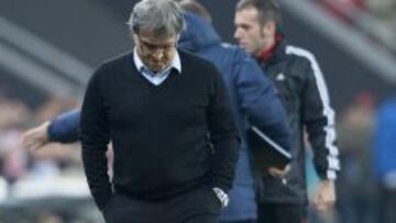 Martino, cabizbajo en San Mamés.