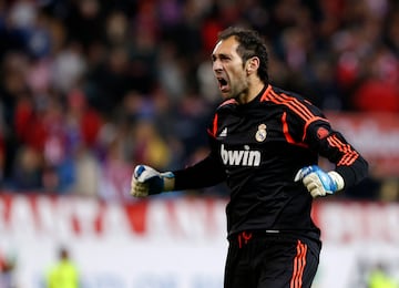 Real Madrid's goalkeeper Diego Lopez celebrates during the Spanish league football match Club Atletico de Madrid vs Real Madrid CF at the Vicente Calderon stadium in Madrid on April 27, 2013. Real Madrid won the match 2-1.   AFP PHOTO/ CESAR MANSO