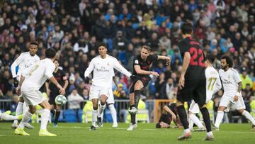 De Jong, en el remate de su gol.