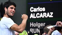 Carlos Alcaraz firma autógrafos después de ganar a Holger Rune en Wimbledon.