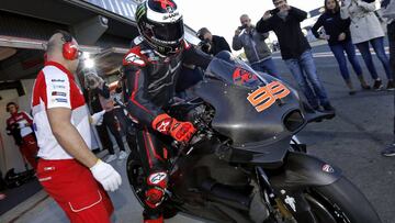 El piloto español de Moto GP, Jorge Lorenzo, sale del box de Ducati esta mañana en el Circuito Ricardo Tormo de Cheste (Valencia), donde se ha subido por primera vez a la moto que pilotará la próxima temporada. EFE/Manuel Bruque