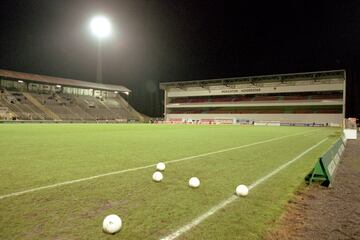 Está ubicado en Amberes, Bélgica. Inaugurado en 1923, ha sufrido varias remodelaciones a lo largo del tiempo. Hay un par de cosas que afean este estadio; la fachada y una de las gradas de su interior. 
