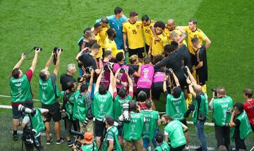 Los jugadores belgas se reunieron en torno a un círculo formado por titulares y suplentes.