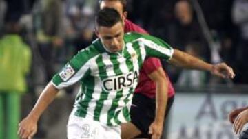 <b>MÁXIMA IGUALDAD. </b>Rubén Castro trata de conducir el balón ante la atenta mirada de Nacho Monreal.