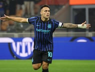 MILAN (Italy), 09/11/2025.- FC Inter's forward Lautaro Martinez celebrates after scoring the 1-0 goal during the Italian Serie A soccer match between FC Inter and SS Lazio in Milan, Italy, 09 November 2025. (Italia) EFE/EPA/Roberto Bregani