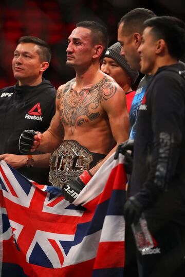 Max Holloway celebra la victoria, Retiene su corona de peso pluma de la UFC.