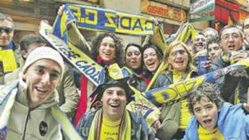 <b>DÍA GRANDE. </b>Robinson posó en AS con su Peña de Olvera, ataviado con los colores del Cádiz. A la derecha, un grupo de aficionados se divierte a las puertas del bar Cádiz.