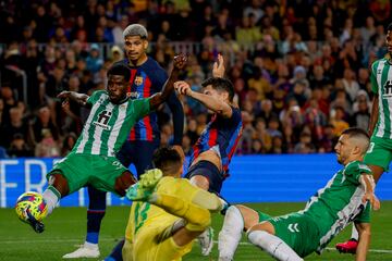 4-0. Ansu Fati pone un centro en el área pequeña, se lanzan Robert Lewandowski y Guido Rodríguez y el centrocampista bético introduce el balón en su propia portería.