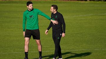 Pablo Bobadilla, del Racing, con Pablo Álvarez, segundo entrenador del equipo.