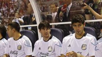 <b>DESCANSO. </b>Messi se quedó en el banquillo en Costa Rica porque corría peligro de romperse