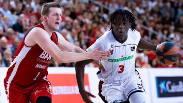 MANRESA (BARCELONA), 16/04/2023.- El alero del Covirán Granada Thomas Bropleh (d) es defendido por el alero polaco del Baxi Manresa Adam Waczynski durante el encuentro de la jornada 27 de la Liga Endesa entre el Baxi Manresa y el Covirán Granada, disputado este domingo en el Pabellón Nou Congost de Manresa. EFE/Siu Wu