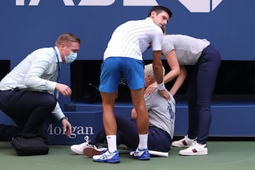 Durante el partido de los octavos de final del US Open entre el serbio Novak Djokovic y el español Pablo Carreño, el número uno del mundo le pegó un pelotazo a una juez de línea y fue descalificado del torneo.