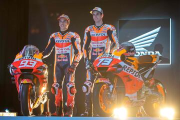 Marc Márquez y Álex Márquez han presentado la que será la nueva moto de Repsol Honda Team para el Mundial de MotoGP 2020 enYakarta (Indonesia).

