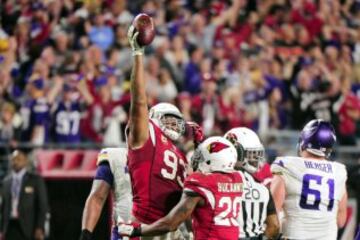 El defensive end Calais Campbell recuper¨® el bal¨®n y certific¨® la victoria de los Cardinals y su pase matem¨¢tico a la postemporada. Minnesota, pese a la derrota, sigue bien posicionada para conseguir uno de los puestos de Wild Card, o incluso ganar su divisi¨®n si fallan los Packers.