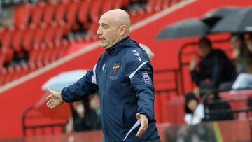 PALMA DE MALLORCA, 26/10/2025.- El entrenador del Levante, Julián Calero, durante el partido de la décima jornada de Laliga disputado entre el RCD Mallorca y la UD Levante, este domingo en el estado de Son Moix, en Palma. EFE/Cati Cladera