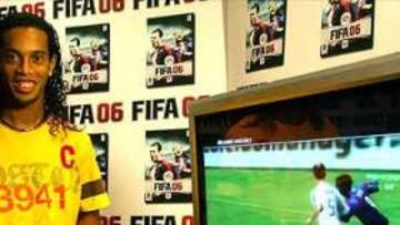 <B>PROTAGONISTA. </B>Ronaldinho presentó en Barcelona el FIFA 06.
