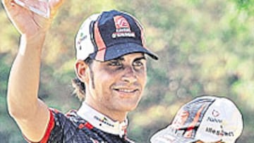 Óscar Pereiro sostiene a su hijo