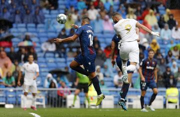 Real Madrid 1-0 Levante | James abrió a banda, Carvajal se metió hacia dentro y la puso con la izquierda para que Benzema se elevase entre dos defensas del Levante e hiciera el 1-0.
