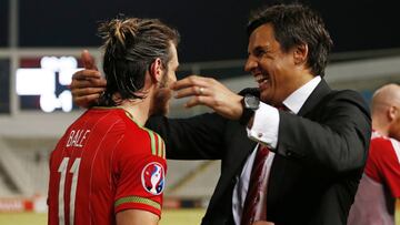 Gareth Bale, junto con el seleccionador de Gales, Chris Coleman.