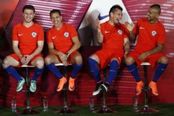 Los jugadores de la seleccion chilena, Angelo Henriquez, Alexis Sanchez, Gary Medel y Arturo Vidal, durante presentacion de la nueva Camiseta Centenario de Nike que sera ocupada en la Copa America de Estados Unidos.en el domo de Juan Pinto Duran.