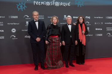 La delegada de Cultura, Turismo y Deporte, Marta Rivera de la Cruz (2i), y el presidente de EGEDA, Enrique Cerezo (2d), posan en la alfombra roja de la 31 edición de los Premios José María Forqué.