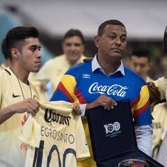 Carlos Santos asegura que es más histórico que Miguel Herrera en América