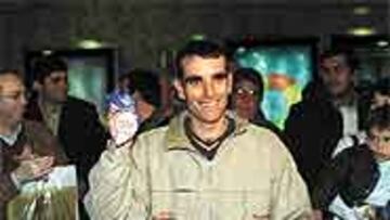 <B>CAMPEÓN MORAL.</B> Roncero muestra su bronce al llegar a Madrid.