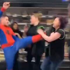 Detienen a un 'Spiderman' por agredir con violencia a una mujer en un supermercado