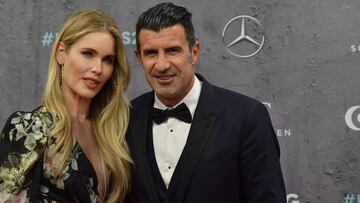 Figo posa con su esposa antes de la ceremonia de entrega de los Premios Laureus.