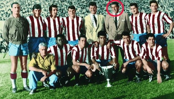 José Villalonga, entrenador cordobés, hizo de todo en el fútbol español. Con España ganó la Eurocopa de 1964, por lo que pasó a formar parte de la historia de nuestra selección. Y con el Atlético también lo hizo. Ganó tres títulos, todos ellos legendarios para la entidad madrileña. Ganó las dos primeras Copas del Atlético (59-60 y 60-61). El Atlético derrotó en ambas finales a un Real Madrid ganador de la Copa de Europa. Y fue el primer entrenador en conquistar un torneo europeo para el Atlético, aunque en esa temporada contó con un ayudante, Rafael García, Tinte, cordobés como él. El 5 de septiembre de 1962, en partido de desempate, el Atlético derrotó a la Fiorentina y se llevó la Recopa de Europa. Madinabeytia; Rivilla, Griffa, Calleja; Ramiro, Glaría; Jones, Adelardo, Mendonça y Collar. Ese fue el once ganador del primer trofeo europeo del Atlético.