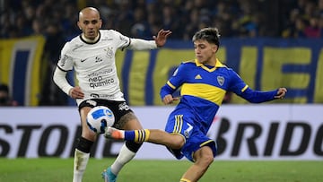 Brazil's Corinthians Fabio Santos (L) and Argentina's Boca Juniors Exequiel Zeballos vie for the ball during their Copa Libertadores football tournament round of sixteen second leg match at La Bombonera stadium in Buenos Aires on July 5, 2022. (Photo by JUAN MABROMATA / AFP)