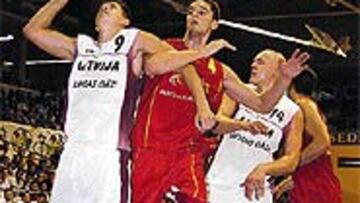 <b>EMPAREDADO.</B> Los letones intentaron frenar a Gasol con tod